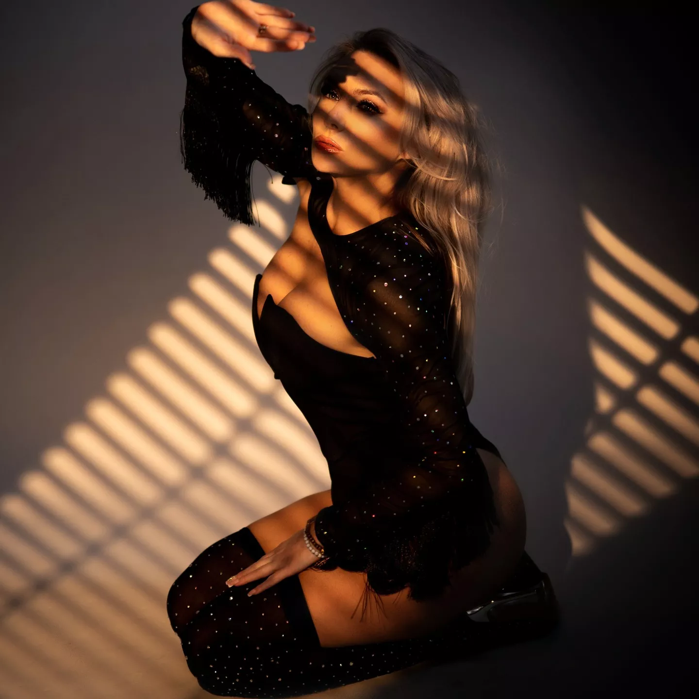 Szalona Blondi rozpala sieć! Nowe zdjęcia to istna petarda – dojrzałość, seksapil i klasa w czystej postaci!